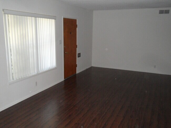 Building Photo - 5008 W 58th Pl