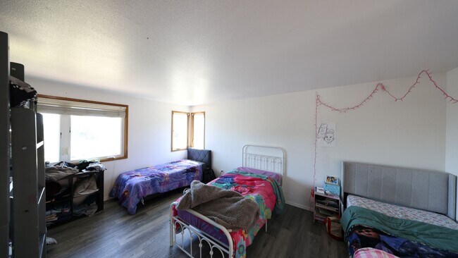 Building Photo - 2025 Baymont Dr