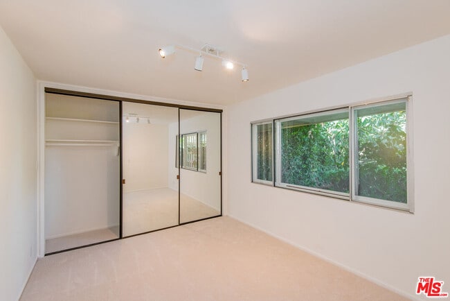 Building Photo - 13104 Magnolia Blvd