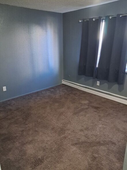 Building Photo - 1425 N Yosemite St