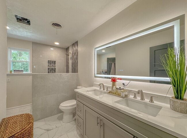 Building Photo - 1044 Seminole Dr