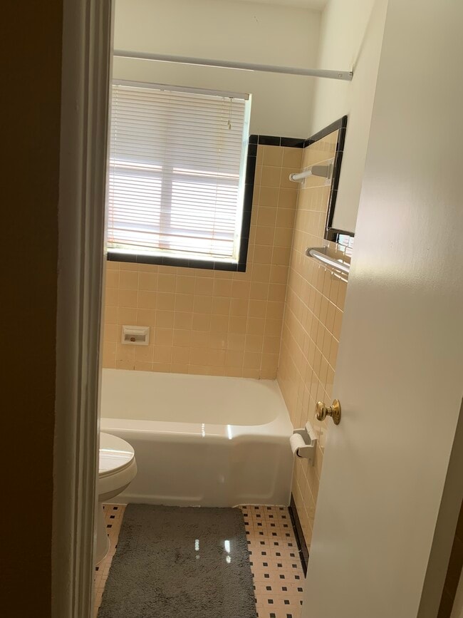 Building Photo - 817 Harwood St