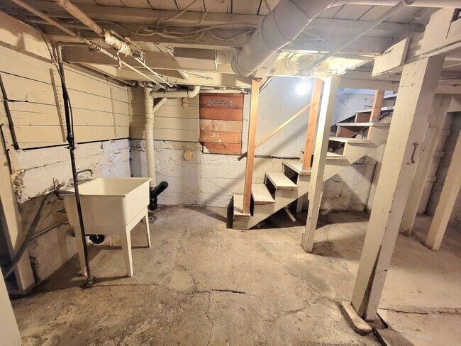 Building Photo - Are you looking for a short 6 Month Lease? | Cozy 1 Bed, 1 Bath Home in Desirable SE Portland