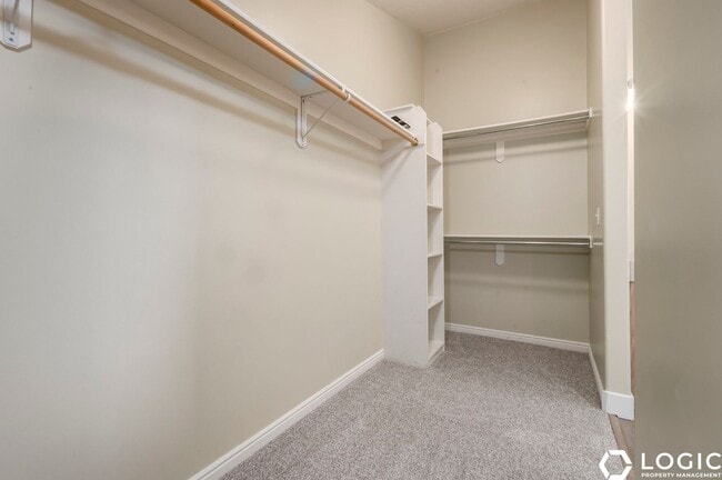 Building Photo - Spacious Row End Townhome in Amazing Locat...