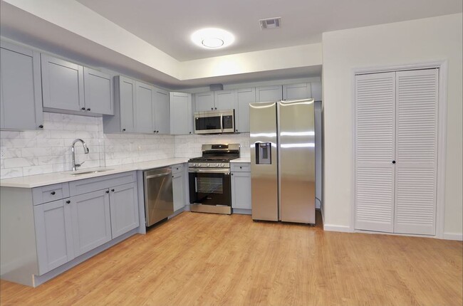 Modern kitchen - 143 Zabriskie St