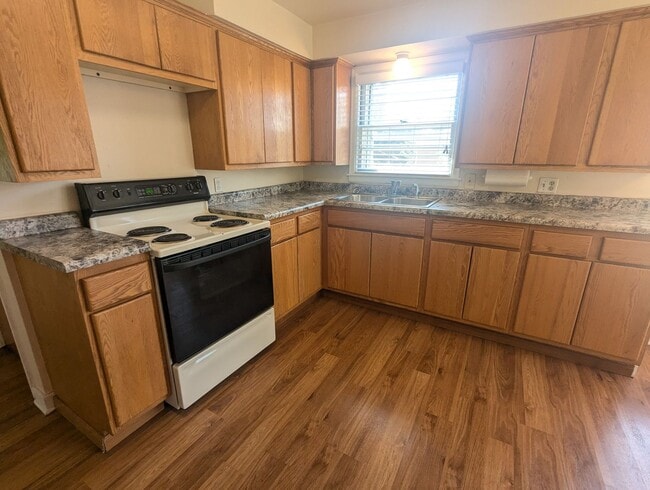 Building Photo - Large 1 Bedroom Plus Den