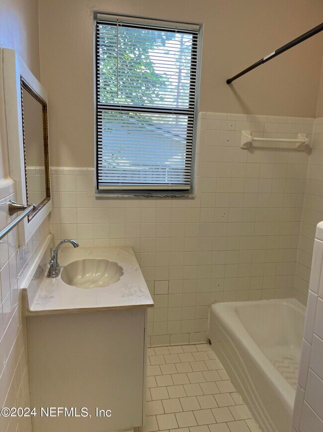 Building Photo - 5105 Hollycrest Dr