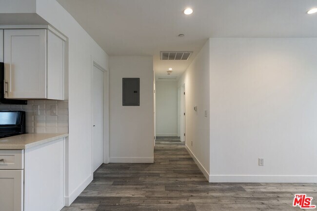 Building Photo - 5645 Willowcrest Ave