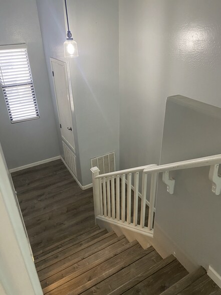 Building Photo - 330 S Farmer Ave