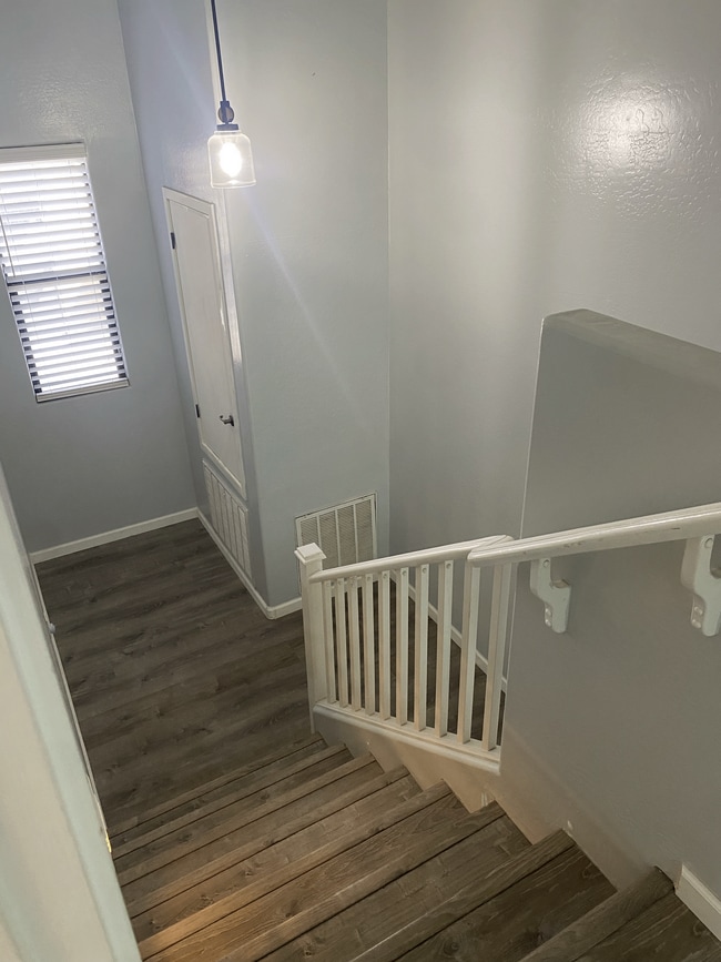 Building Photo - 330 S Farmer Ave