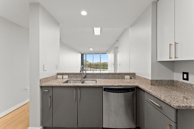 Building Photo - 3338 Peachtree Rd NE