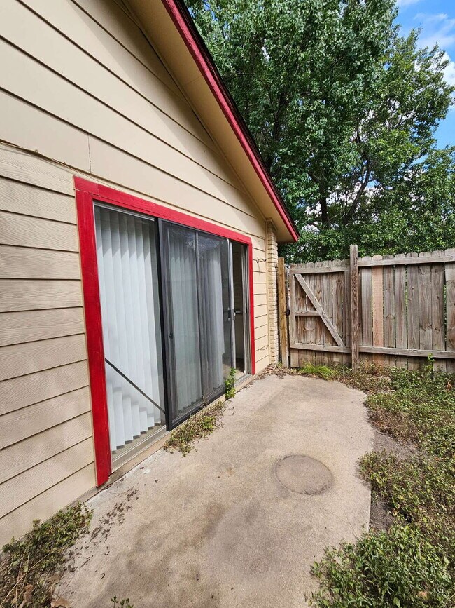 Building Photo - 2 bed/1 bath duplex with flex room- 2 WEEK...