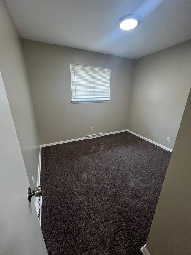 Building Photo - Updated, 2 Bedroom Ranch with Full Basement