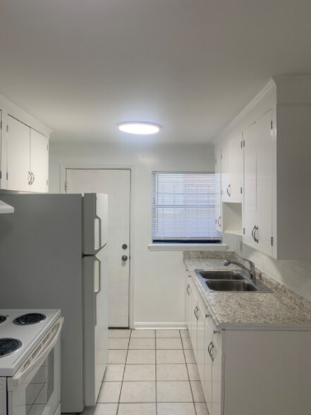 Building Photo - 2554 Ernest St