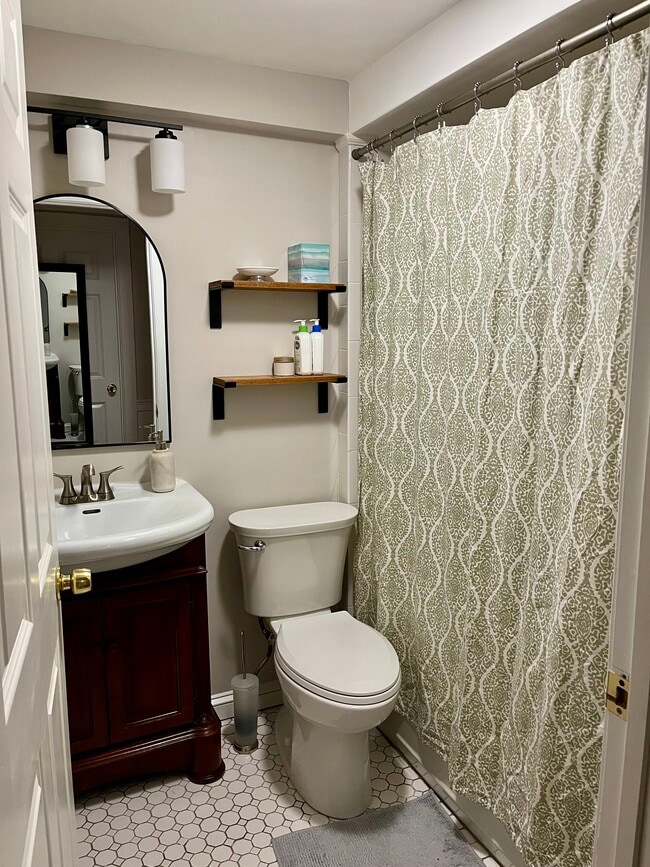 Building Photo - 7 Daniels St