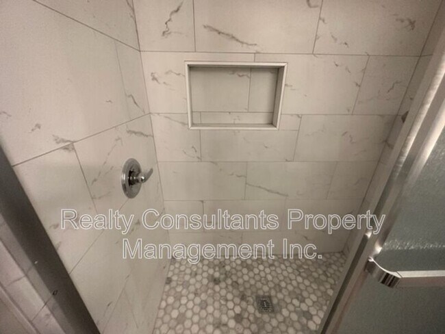 Building Photo - 800 Folly Ct