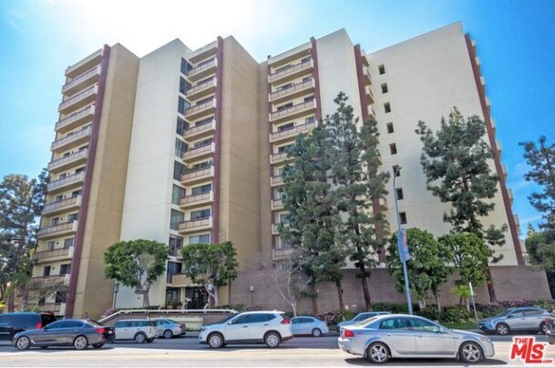Building Photo - 321 S San Vicente Blvd