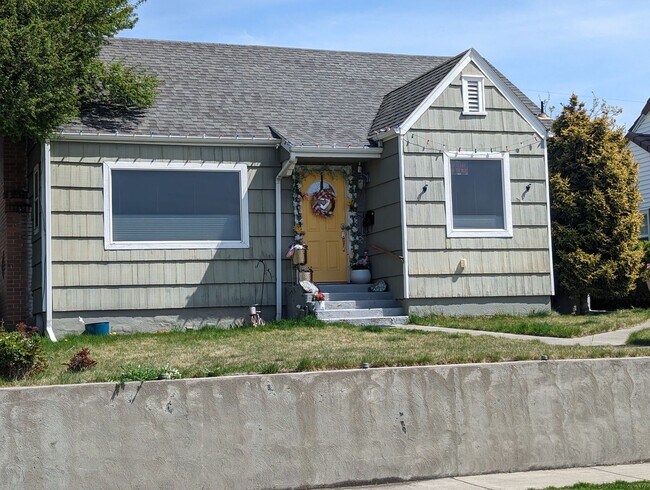 Building Photo - 4 Bedroom 2 Bath House on Prospect - Pet-Friendly!