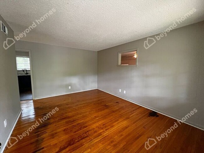 Building Photo - Beautiful and Modern 3 BD 1 BA with 1,196 ...