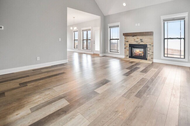 Building Photo - Pet Friendly Three Bedroom with Bonus!