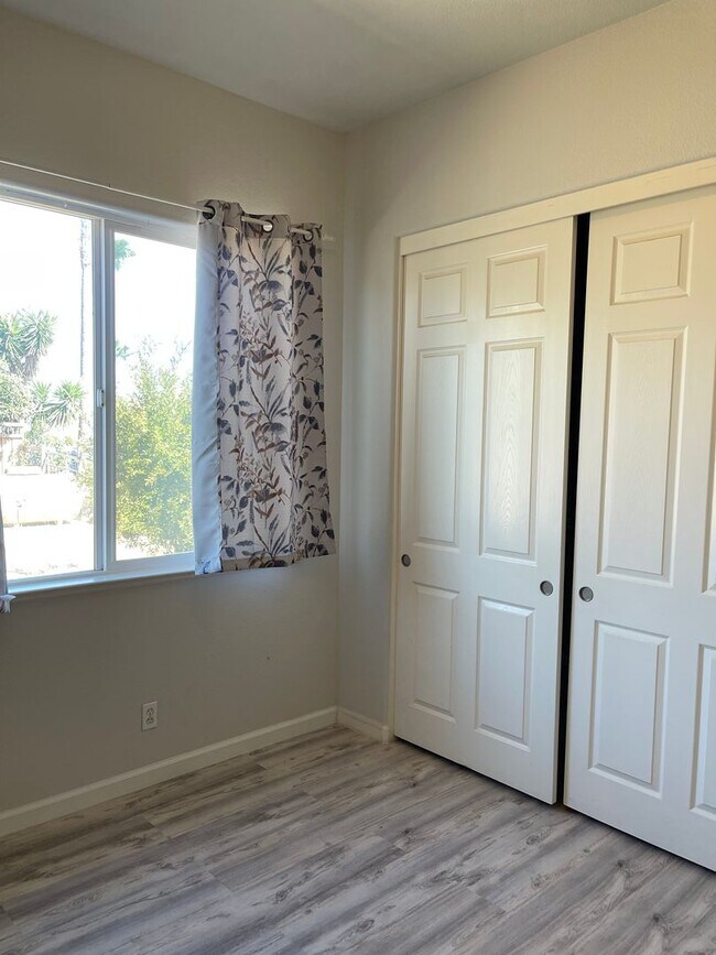 Building Photo - 5-Bedroom, 3-Bathroom Home for Rent on 1-A...