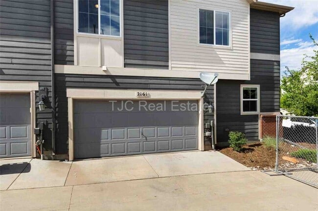 Building Photo - Fenced Side-Yard!