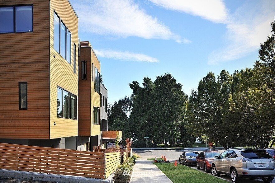 Building Photo - 7410 Sunnyside Ave N