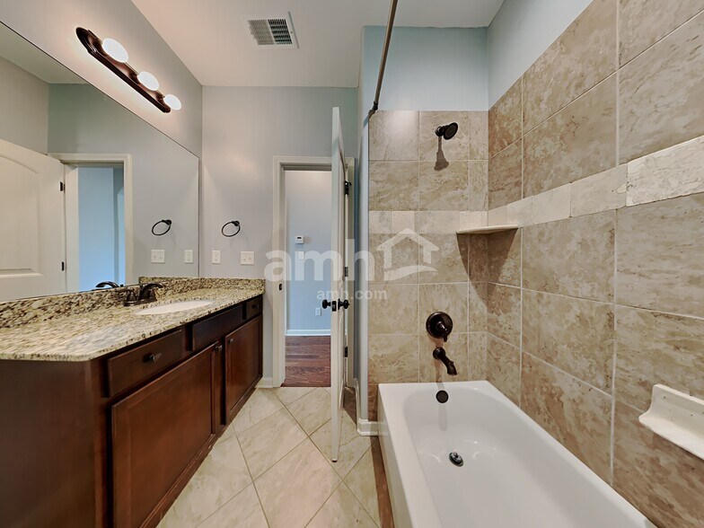 Building Photo - 45 Donna Lyn Dr