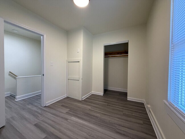 Building Photo - Updated 2BR Townhouse with off street park...
