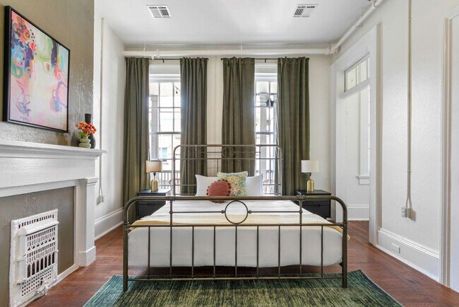 Building Photo - 715 St Charles Ave