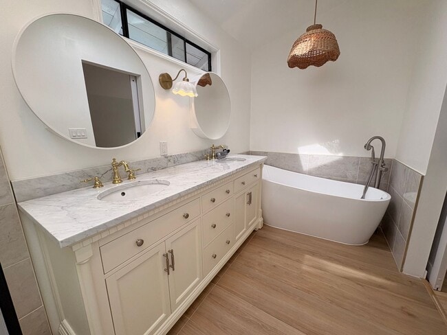 Building Photo - Bright and Spacious Newcastle Home -Open House Saturday the 27th 4:00-5:00
