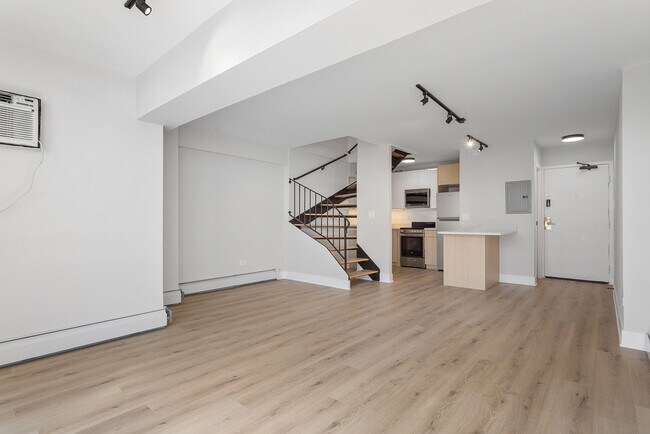 Building Photo - 6166 N Sheridan Rd