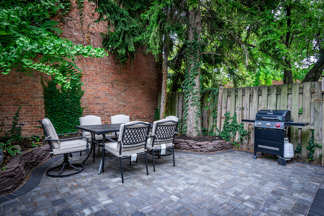 Outdoor Table and Chairs - 383 W Hubbard Ave