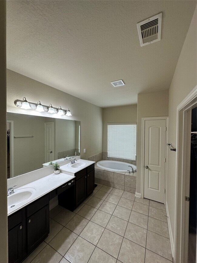 Building Photo - 18726 Bene Vista Dr