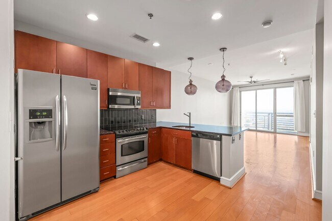 Building Photo - 25th Floor Condo in the heart of Uptown!!