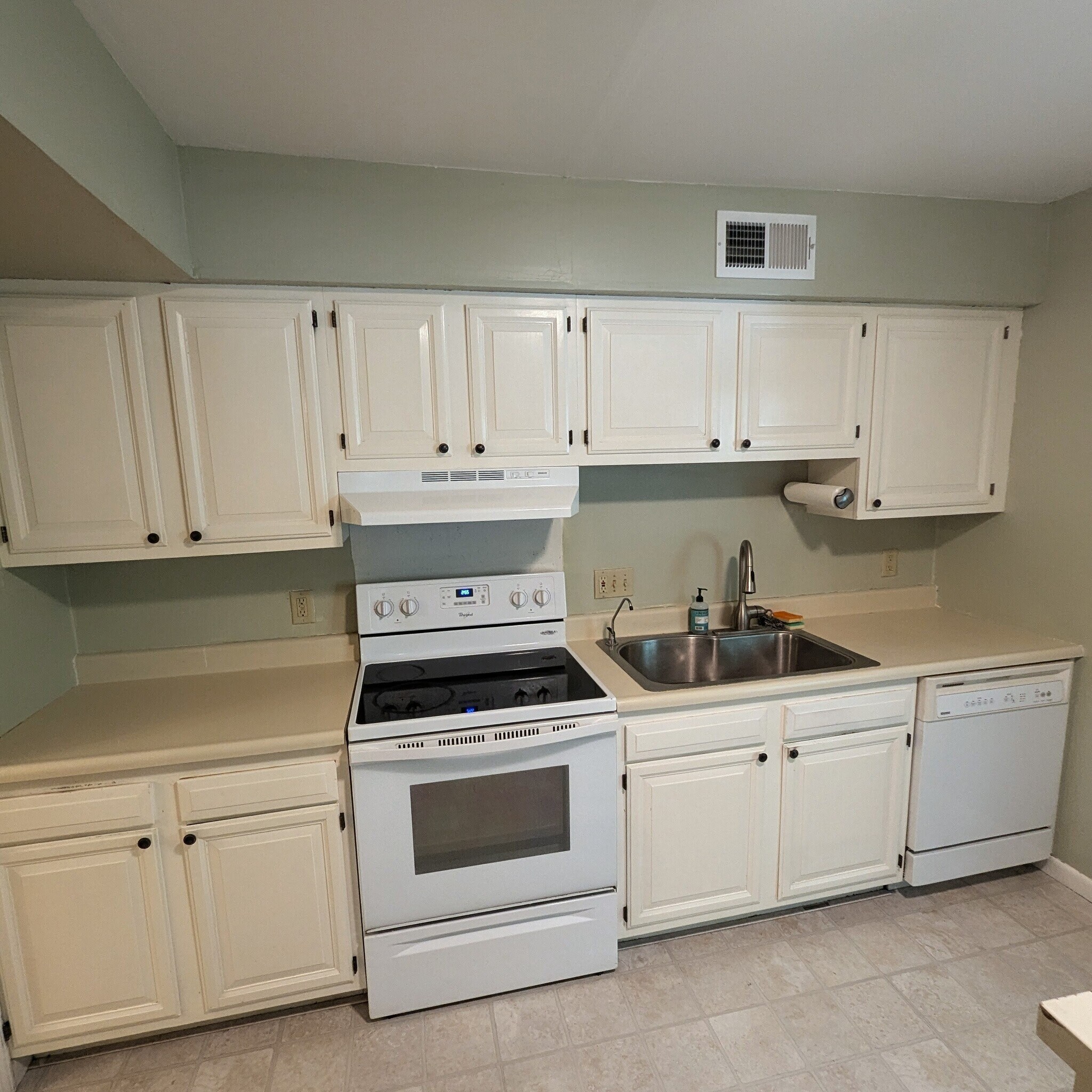 Kitchen with oven/range, dishwasher, refrigerator, microwave, and pantry - 4 Chelsea Cir