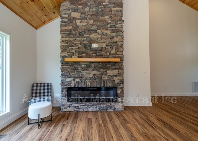 Building Photo - 915 River Cliff Dr