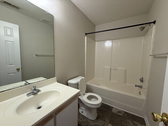 Building Photo - 2 bedroom, 2.5 Bath Townhouse