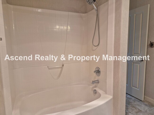 Building Photo - 2Bed/2Bath Tanasbourne Condo Quiet Location MiniSplit AC Assigned Parking Space Water & Garbage I...