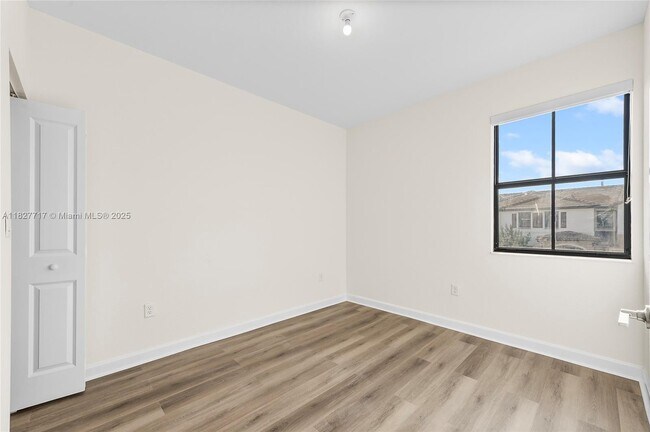 Building Photo - 11120 W 32nd Ln