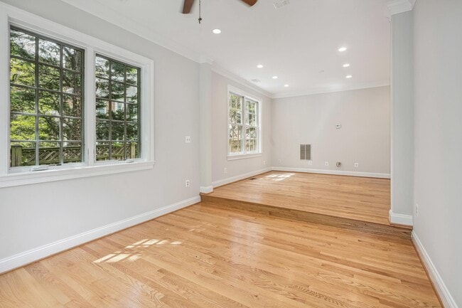 Building Photo - 3525 Williamsburg Ln NW