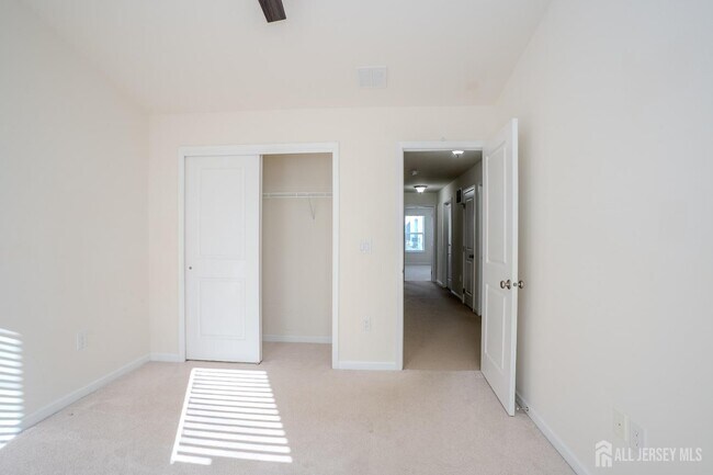 Building Photo - 16 Clover Ln