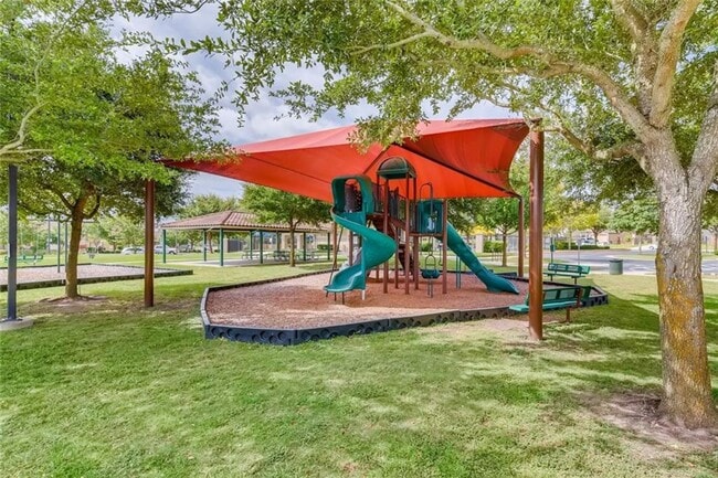 Building Photo - Large 4 Bedroom 3.5 Bath Now Avaliable
