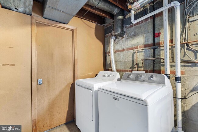 Building Photo - 618 19th St S