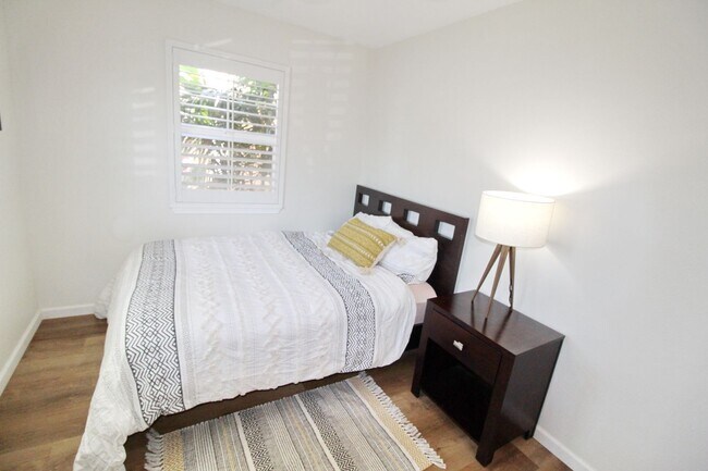 Building Photo - Nicely Remodeled and Completely Unfurnishe...