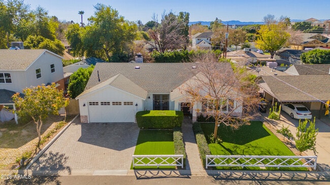 Building Photo - 3247 E Sells Dr