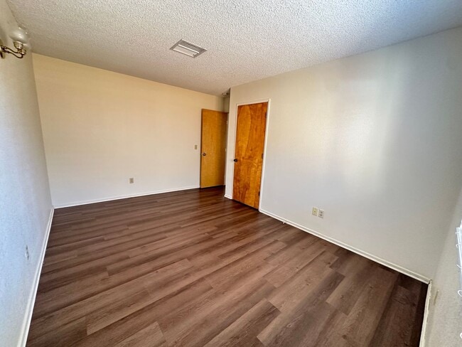 Building Photo - Welcome to this 2 bedroom 1 bath home!