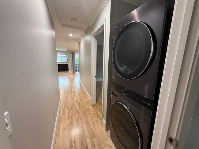 Building Photo - MOVE IN READY 2/2 with 2 Assigned Parking! In Unit Washer & Dryer! Gated Community! Centrally Loc...