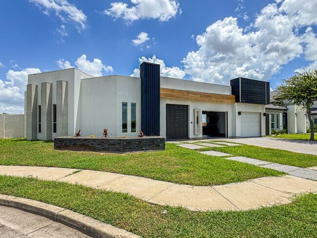 Building Photo - Modern 3-Bed / 3-Bath Home with Pool!