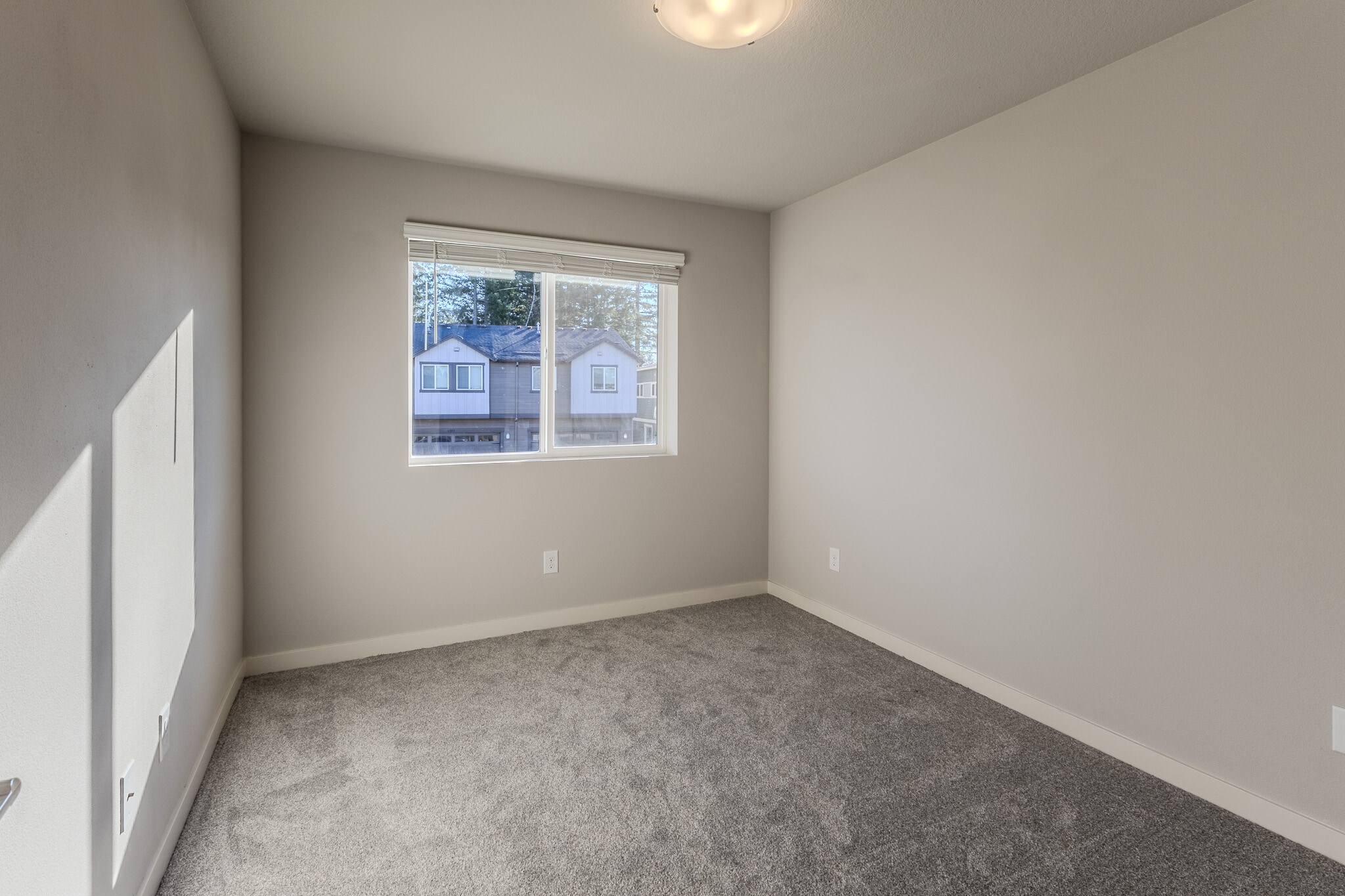 Building Photo - 6280 SE Genrosa St